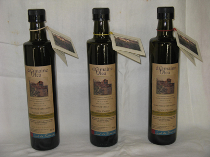 Bouteilles des 3 variétés d'huile.